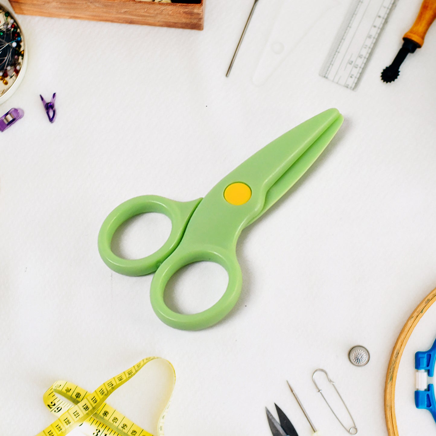Wukusy plastic safety scissors for preschool training, child-safe office scissors with rounded tips for young children.