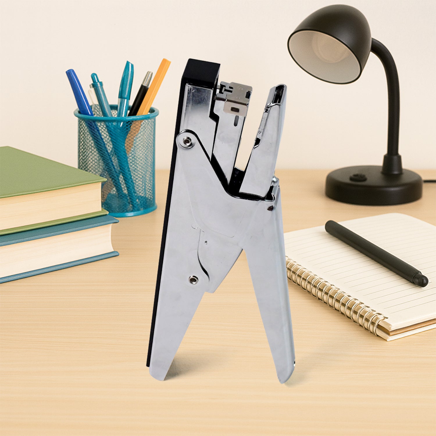 Wukusy Kangaro HP-45 heavy duty plier stapler with metal body for durable staple fastening, shown in a close-up image.