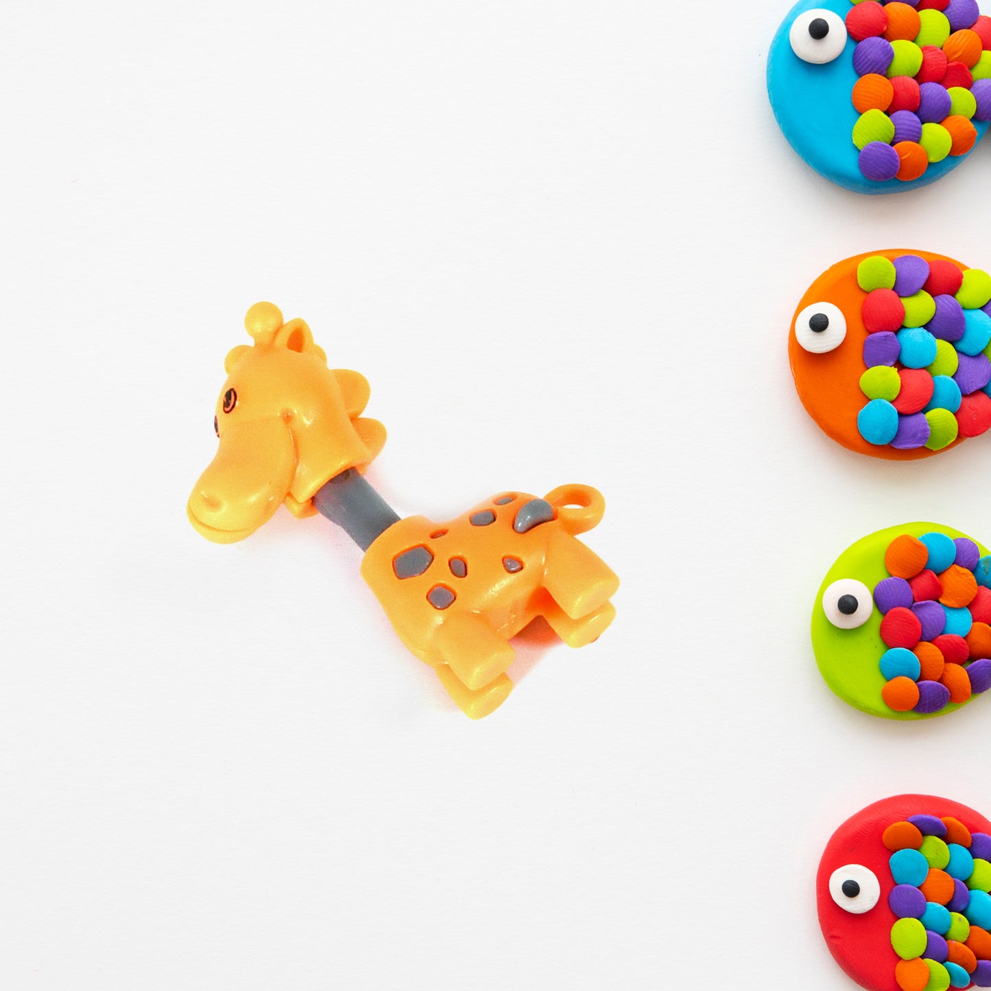 Wukusy 1933 extendable giraffe toy with a cute face and adjustable neck, perfect for children’s play and imaginative fun.