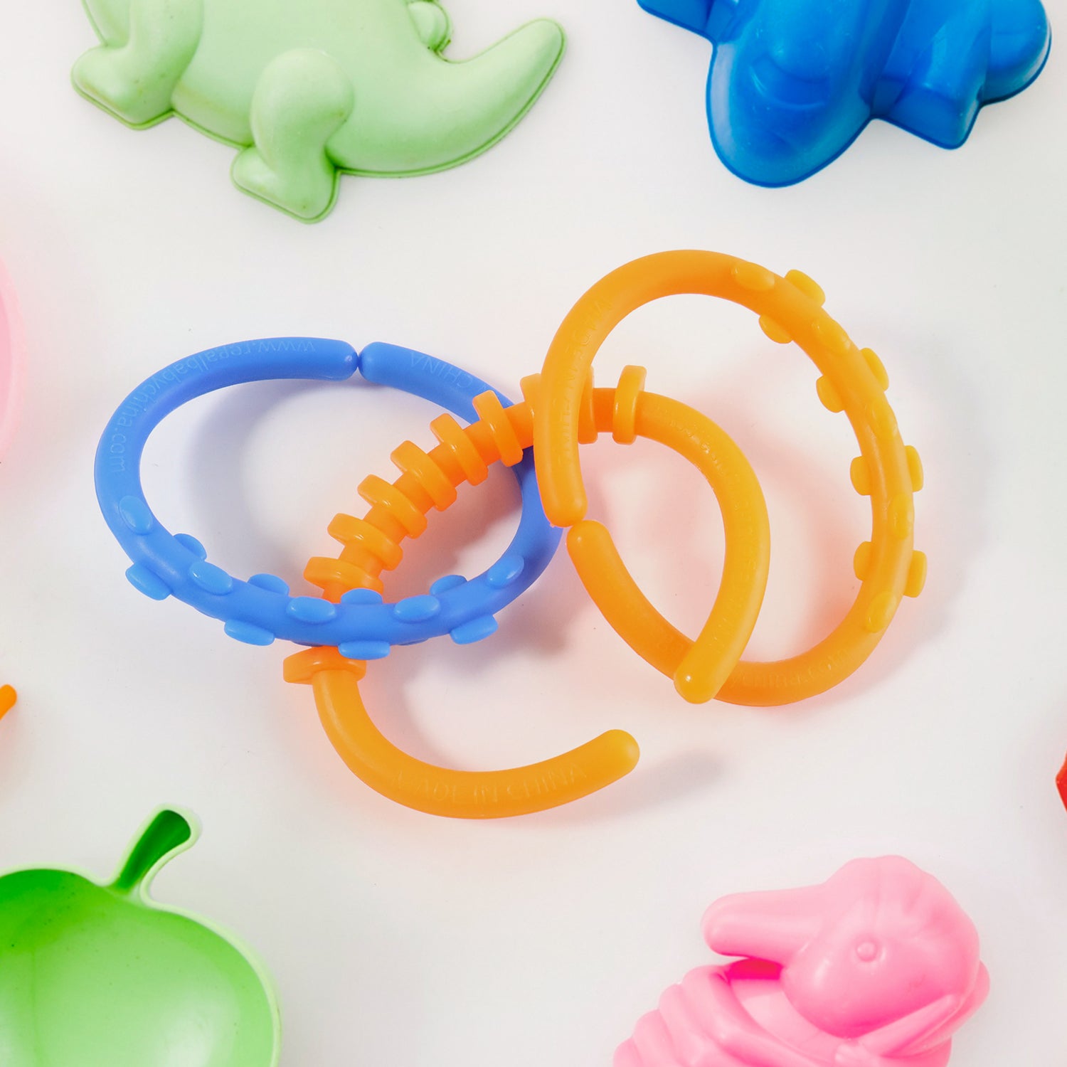 Wukusy Baby Learning Links educational toy set with three colorful plastic links and storage box, designed for early childhood development.