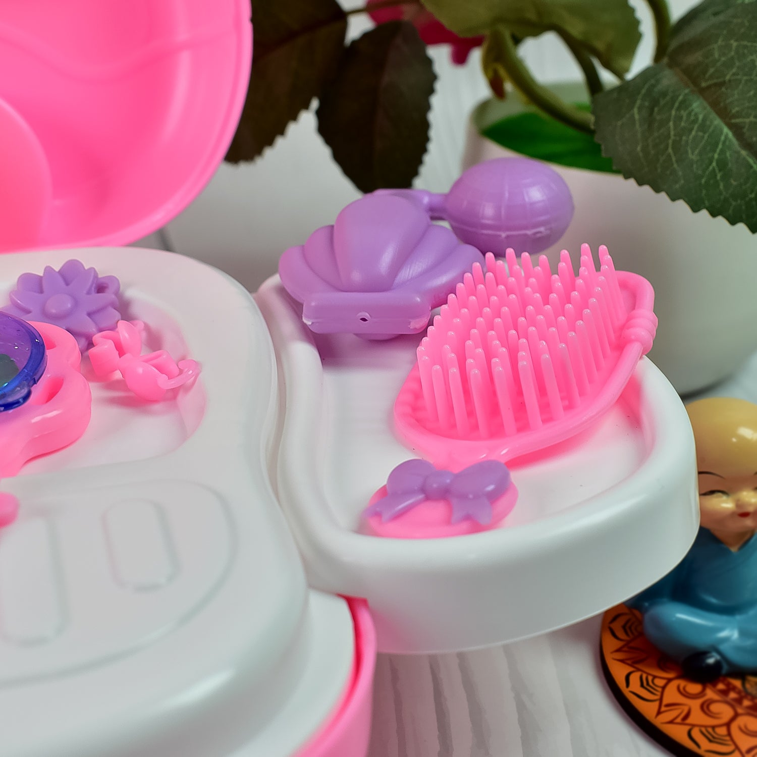 Wukusy toy beauty makeup case and cosmetic set with colorful pretend makeup and accessories for children.