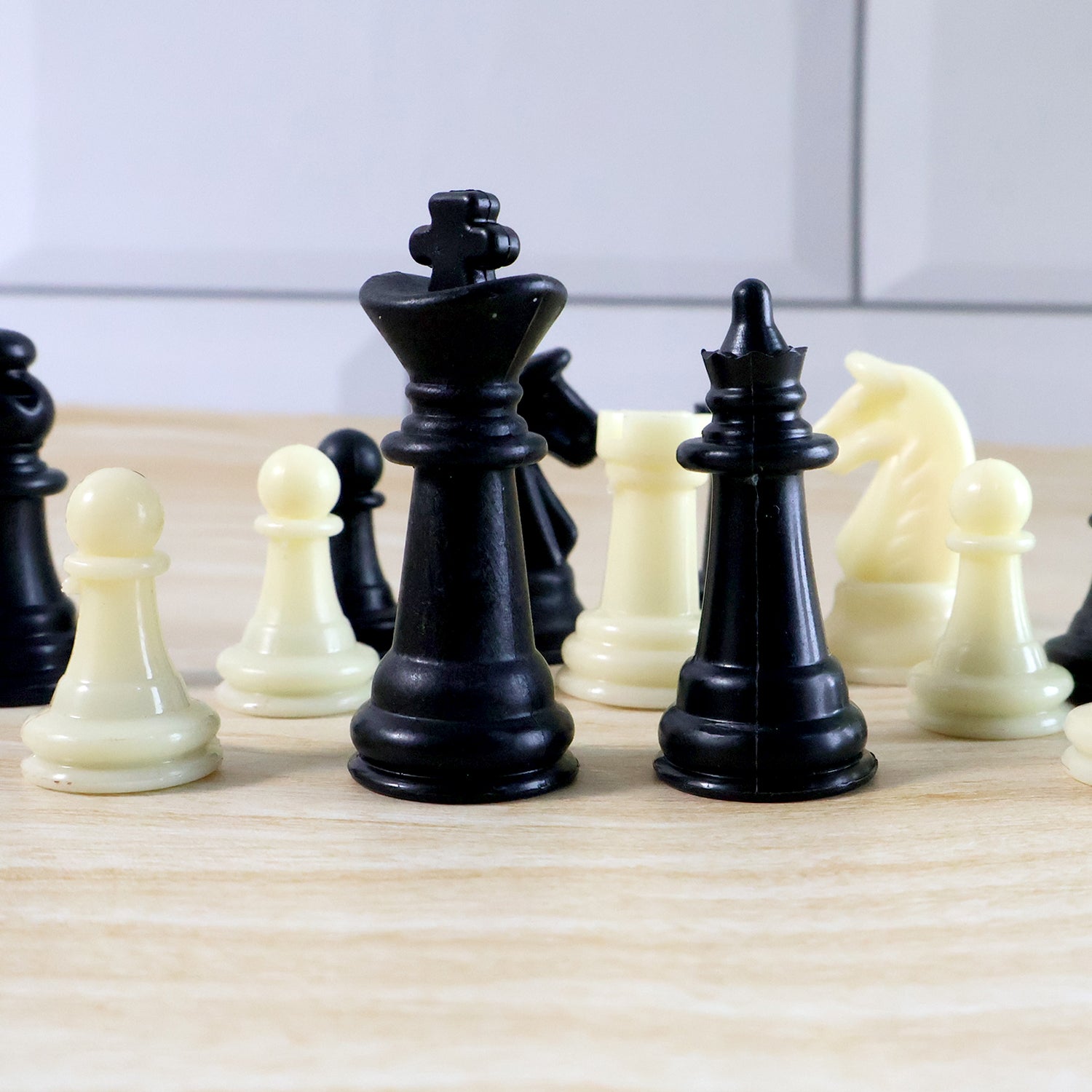Foldable magnetic chess board game set by Wukusy, 24x24 cm, featuring foldable design and magnetic pieces for portable play.