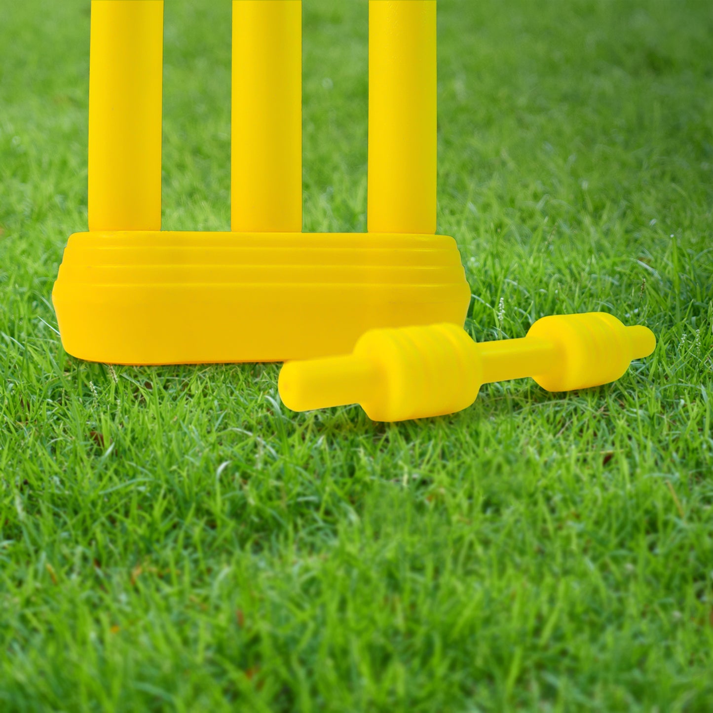 Wukusy small cricket kit for kids with cricket bat, plastic ball, bails, three stumps, and stand base for outdoor play.