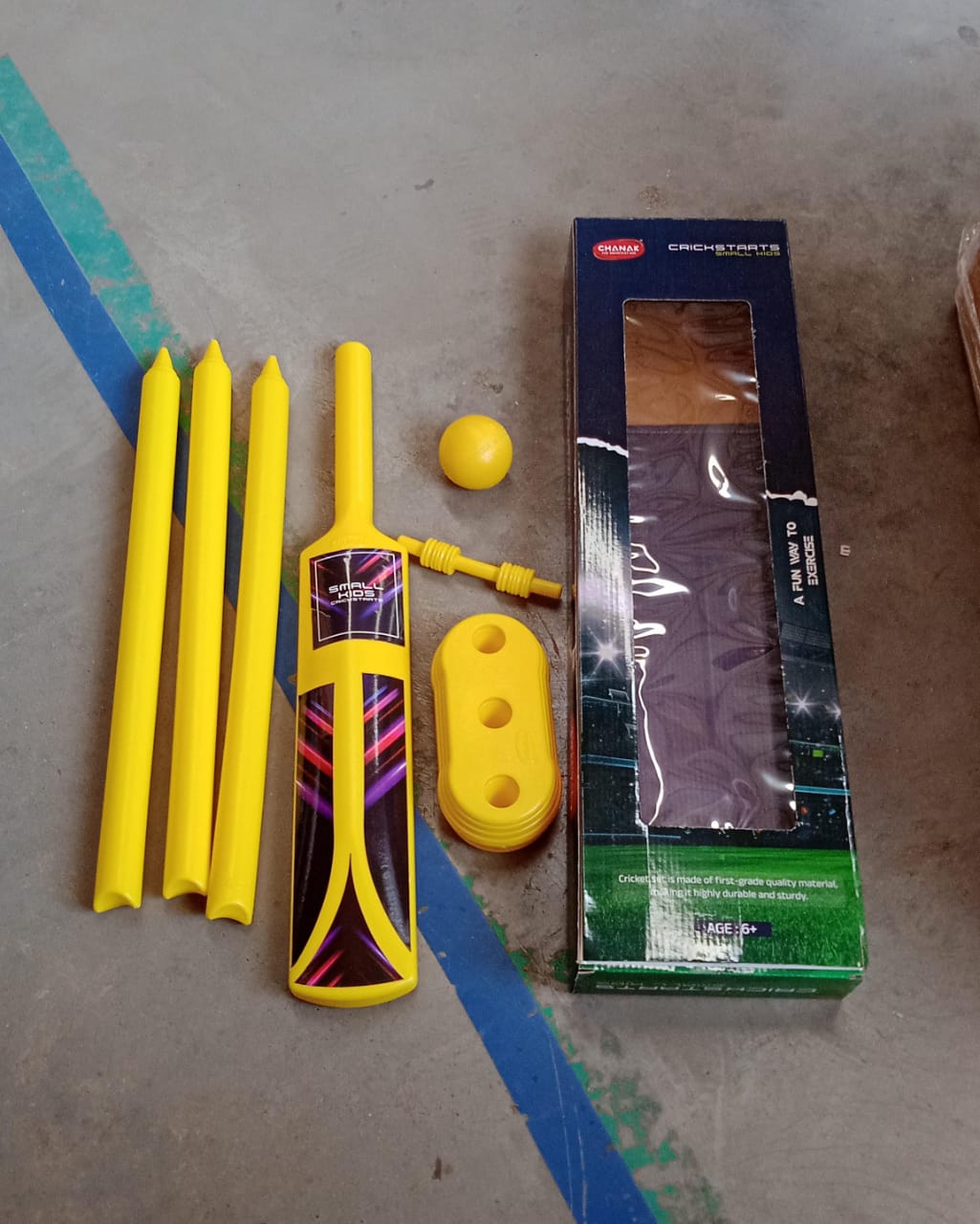 Wukusy small cricket kit for boys and girls with cricket bat, plastic ball, bails, three stumps, and stand base.