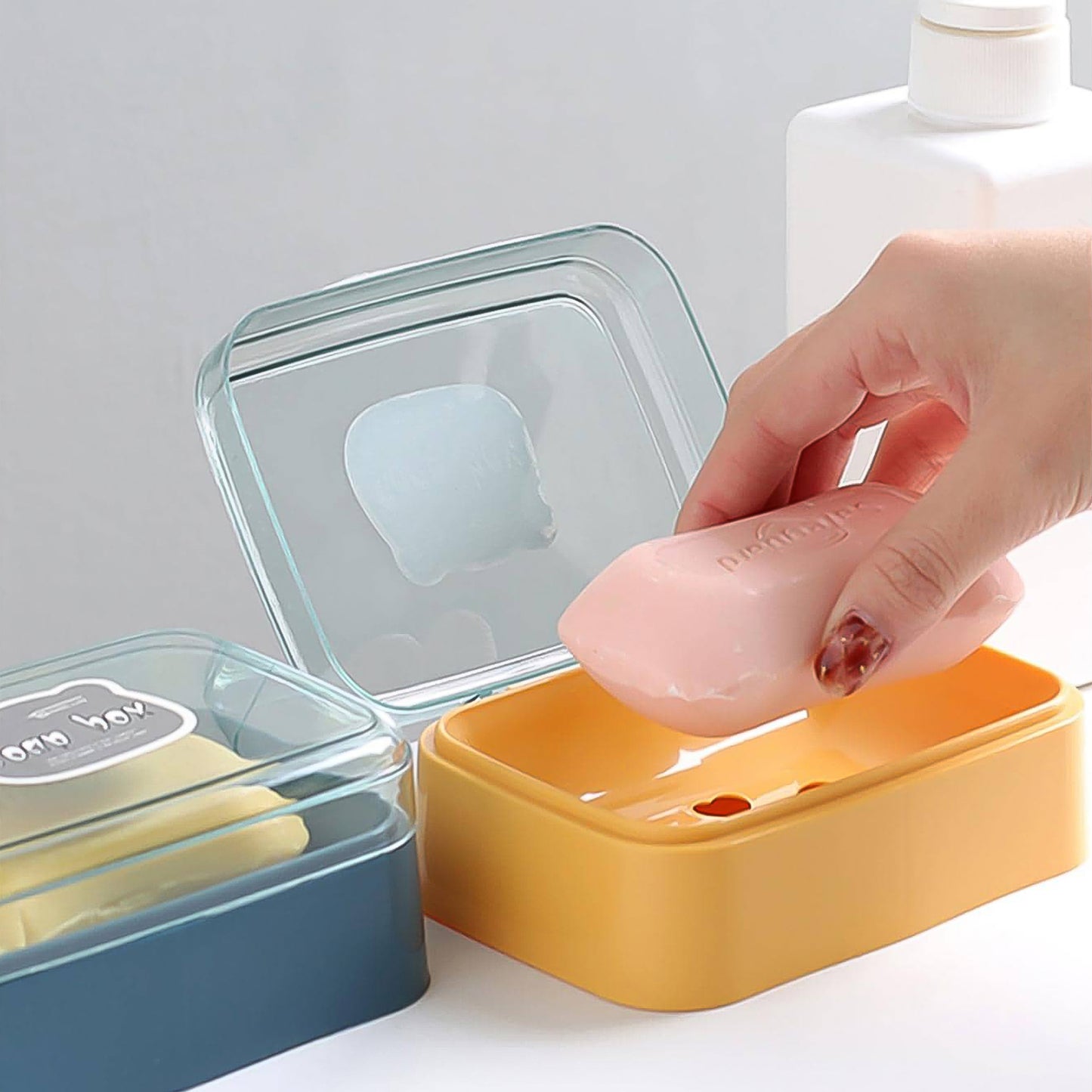 Wukusy portable plastic soap dish with self-draining design, in mixed colors, ideal for travel use