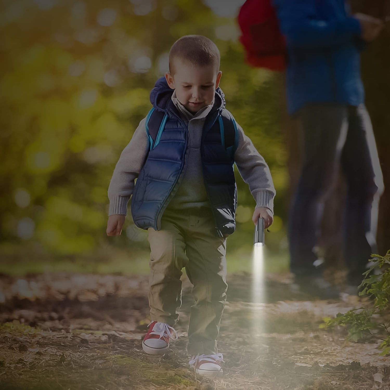 Wukusy portable mini travel torch, super-bright LED flashlight with 3AAA batteries, compact and battery-included.