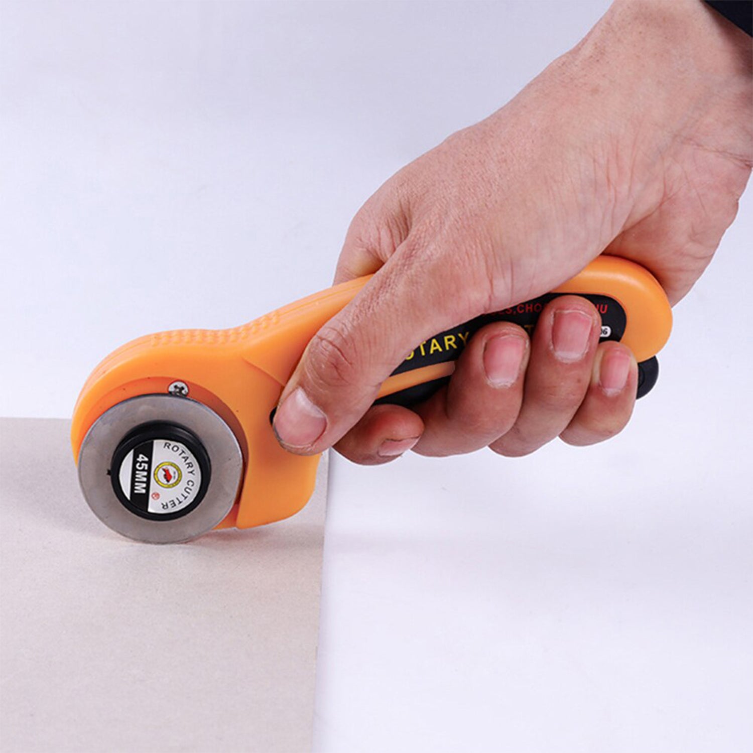 Wukusy 9048 manual sewing roller cutter rotary blade for fabric cutting, hardware tool with sharp circular blade in a close-up image.