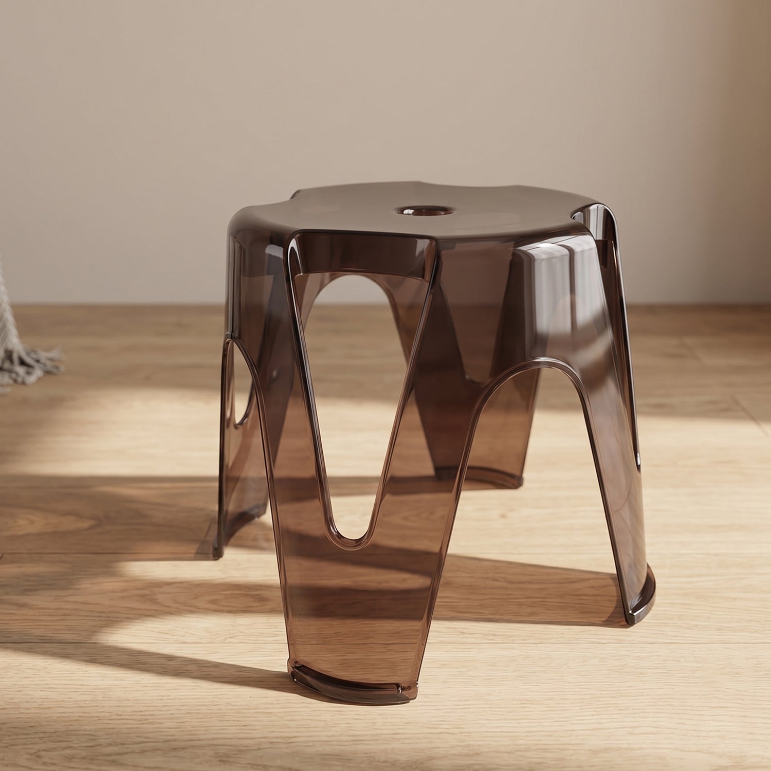 Wukusy plastic sitting stool with a sturdy design, suitable for home, bathroom, and outdoor use, shown in a compact, lightweight form