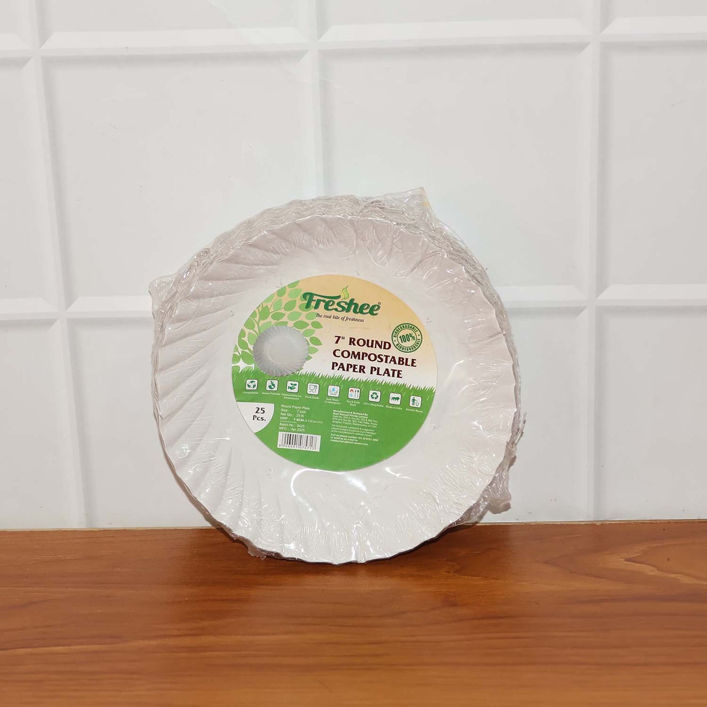 Wukusy Freshee 7-inch round compostable paper plates, set of 25, ideal for eco-friendly home and kitchen dining.