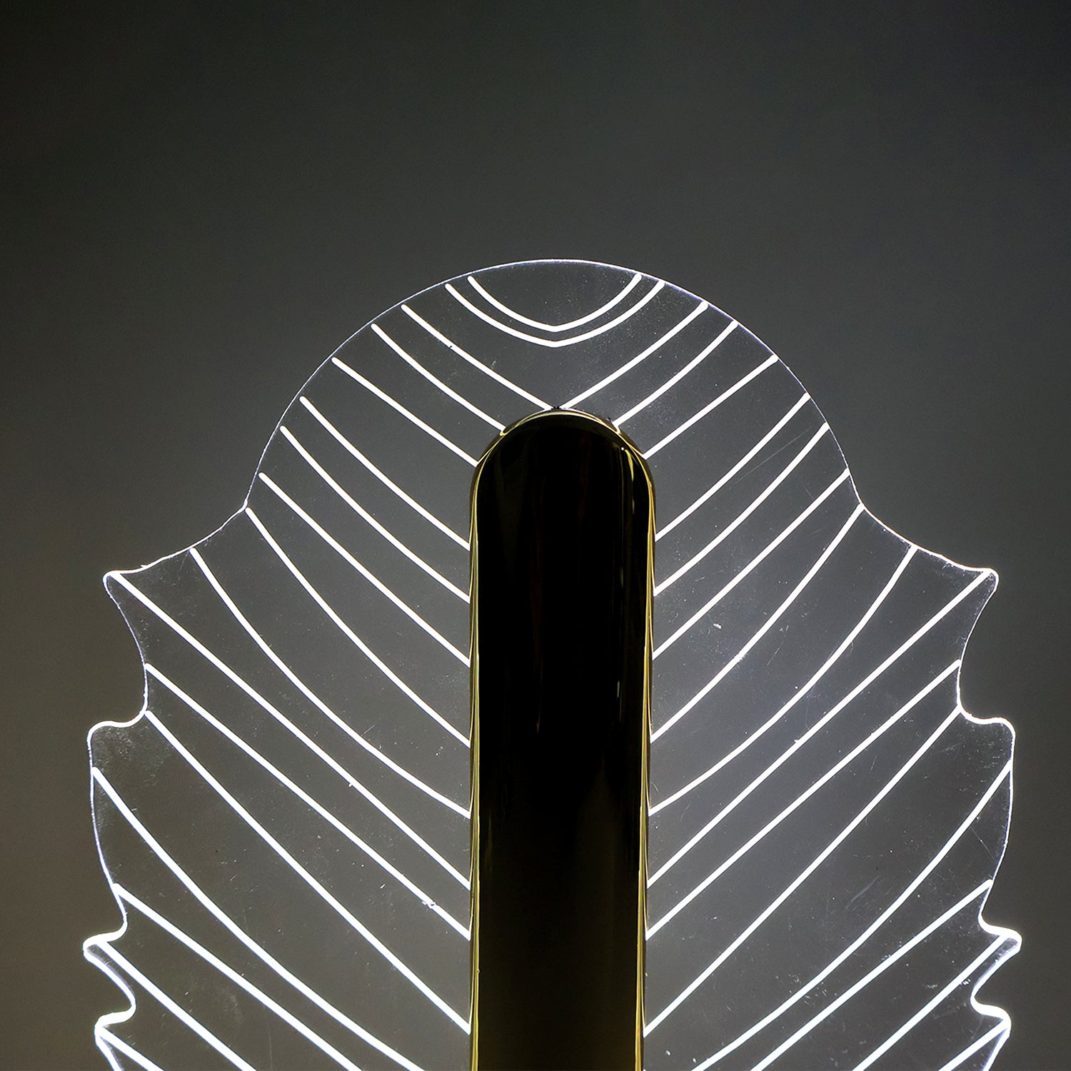 Wukusy premium leaf-shaped crystal table lamp for home decor, featuring a detailed leaf design and elegant crystal accents.