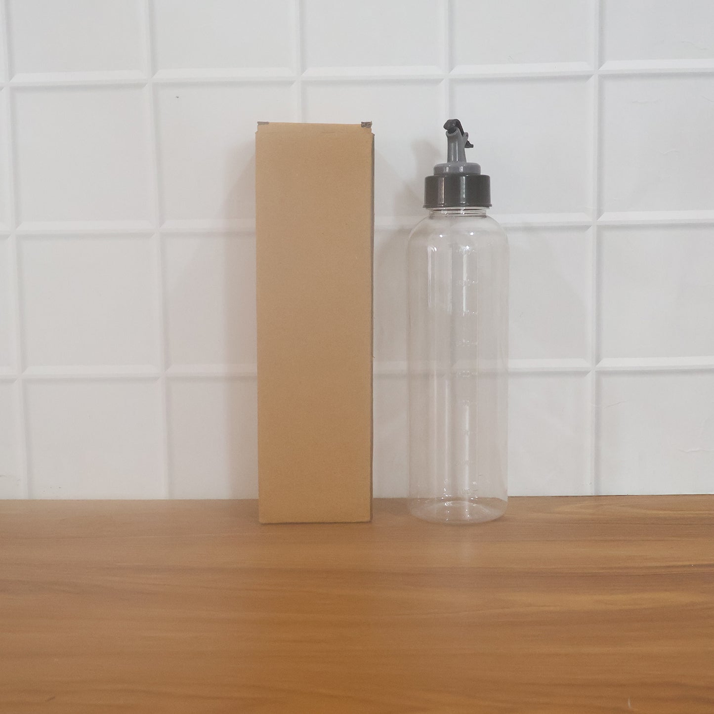 Wukusy 900ml multipurpose oil dispenser bottle with flip top pour spout, transparent plastic container for kitchen use