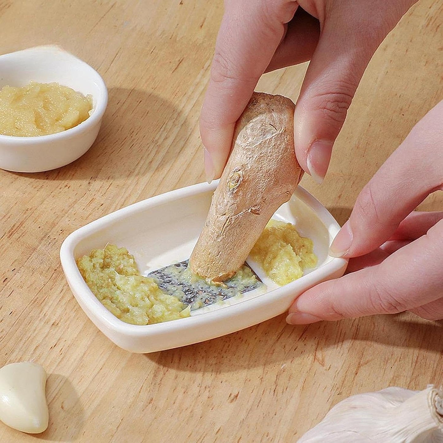 Wukusy multipurpose garlic and ginger grinding plate for crushing and grinding fresh herbs and spices in the kitchen.