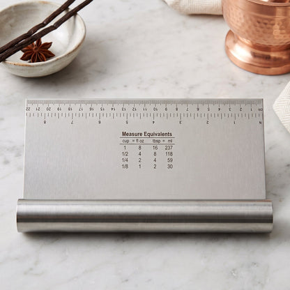 Stainless steel dough scraper cutter with scale, 22x12 cm, featuring a Wukusy brand handle, used for baking and dough preparation.