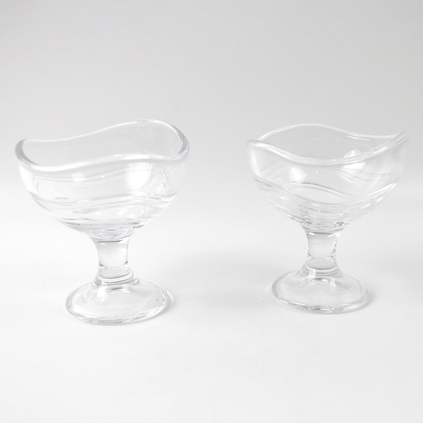 Set of two Wukusy glass footed dessert bowls with a classic ice cream cup design, perfect for serving desserts or ice cream.