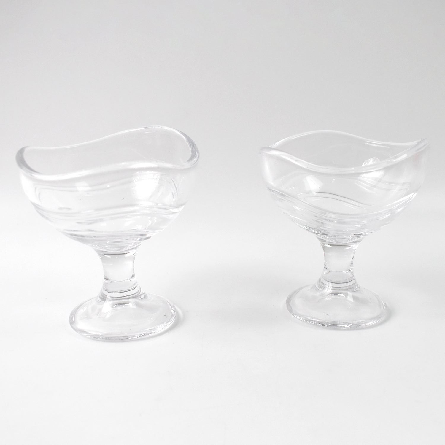 Set of two Wukusy glass footed dessert bowls with a classic ice cream cup design, perfect for serving desserts or ice cream.