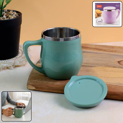 Wukusy Apex double-wall desk mug, 200ml, ceramic with thermal insulation, on a wooden desk with a laptop and plant.