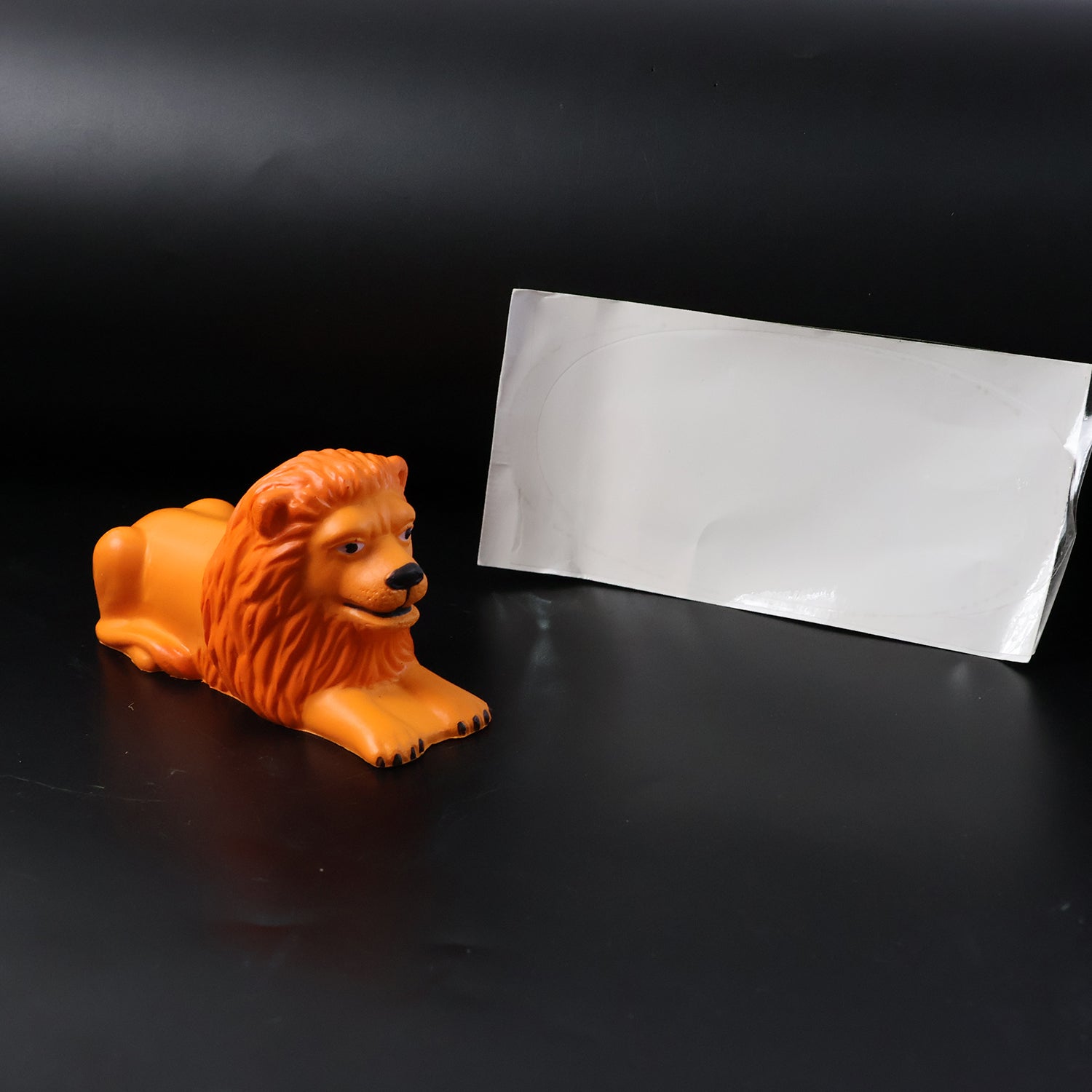 Wukusy Premium Oranje Plak Leeuw Lion car dashboard toy, vibrant orange lion figure for vehicle interior decor.