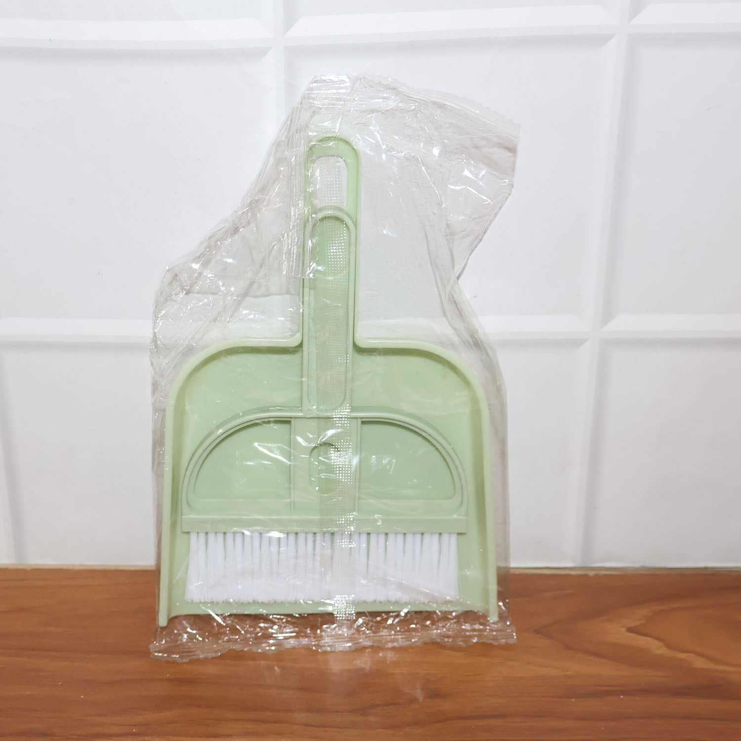 Wukusy 2-in-1 handheld cleaning dustpan with handle and scoop for easy sweeping and debris collection.