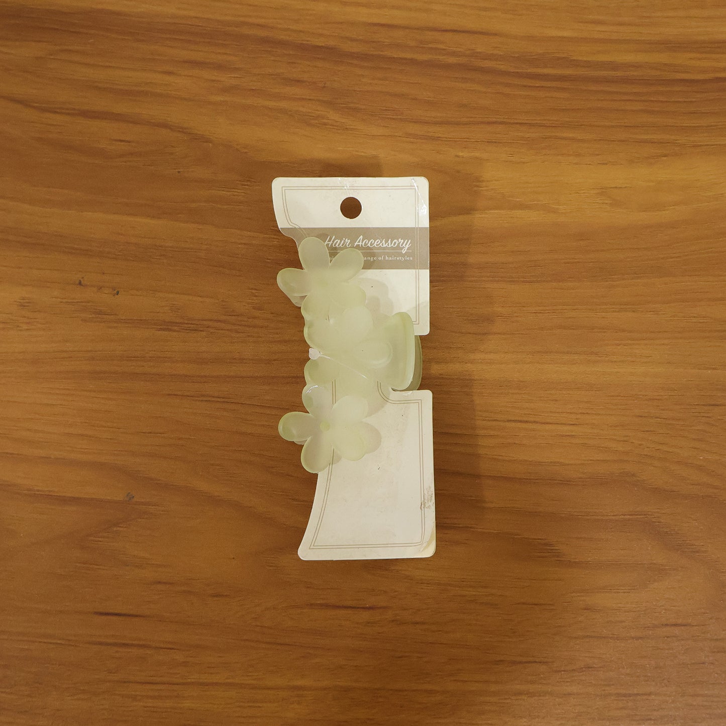 Elegant floral design Wukusy hair claw clip for women, showcasing a stylish accessory with intricate flower patterns.
