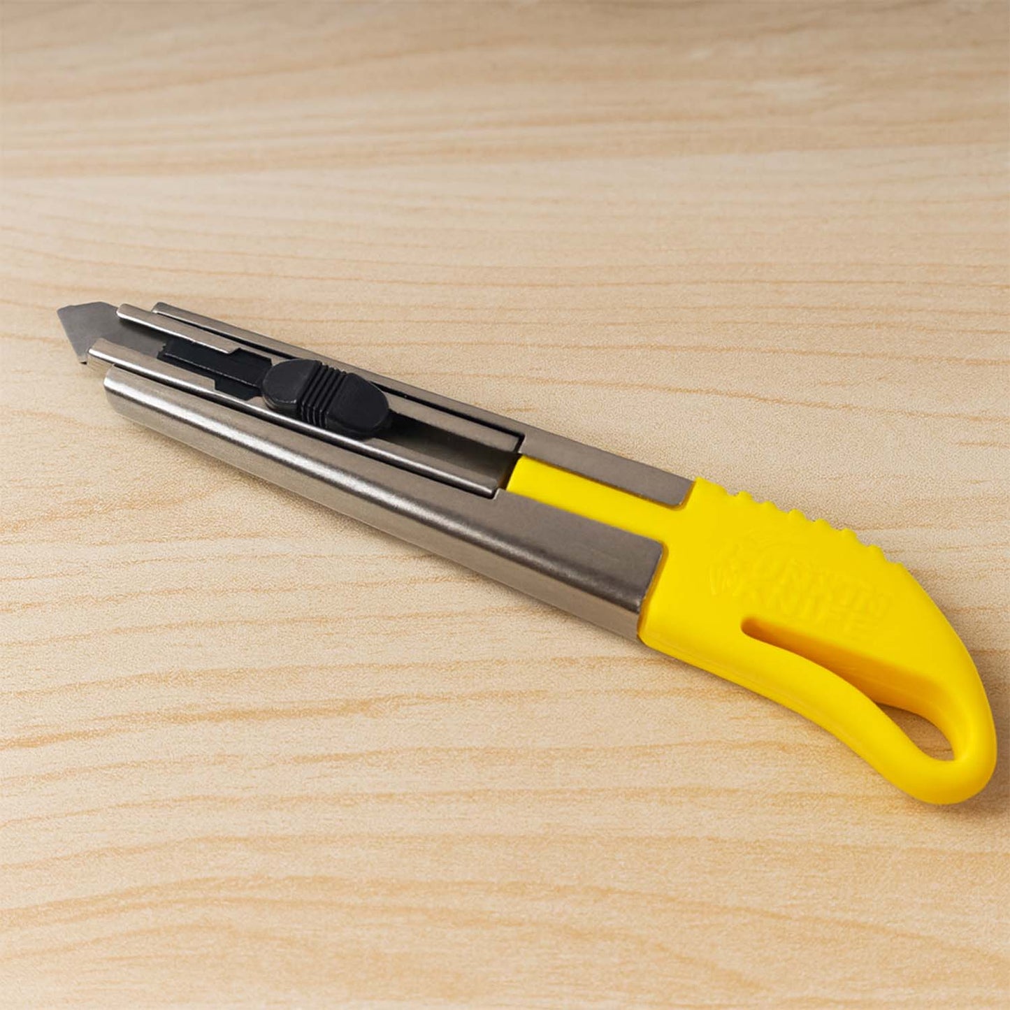 Stainless steel heavy-duty utility cutter knife with two extra blades, ideal for office and general cutting tasks.