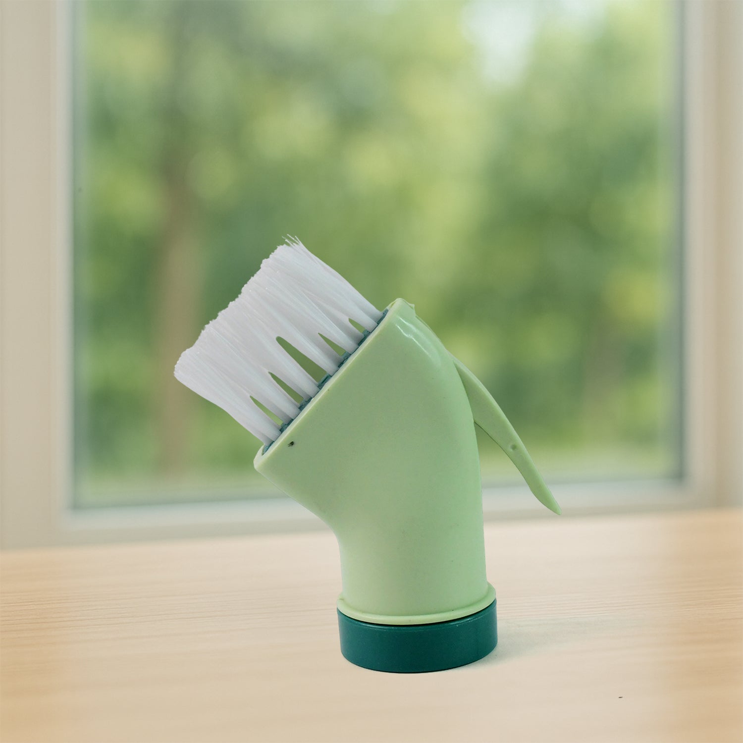 Wukusy multipurpose bottle cleaning brush with built-in scraper, connectable design for thorough cleaning of bottles and containers.