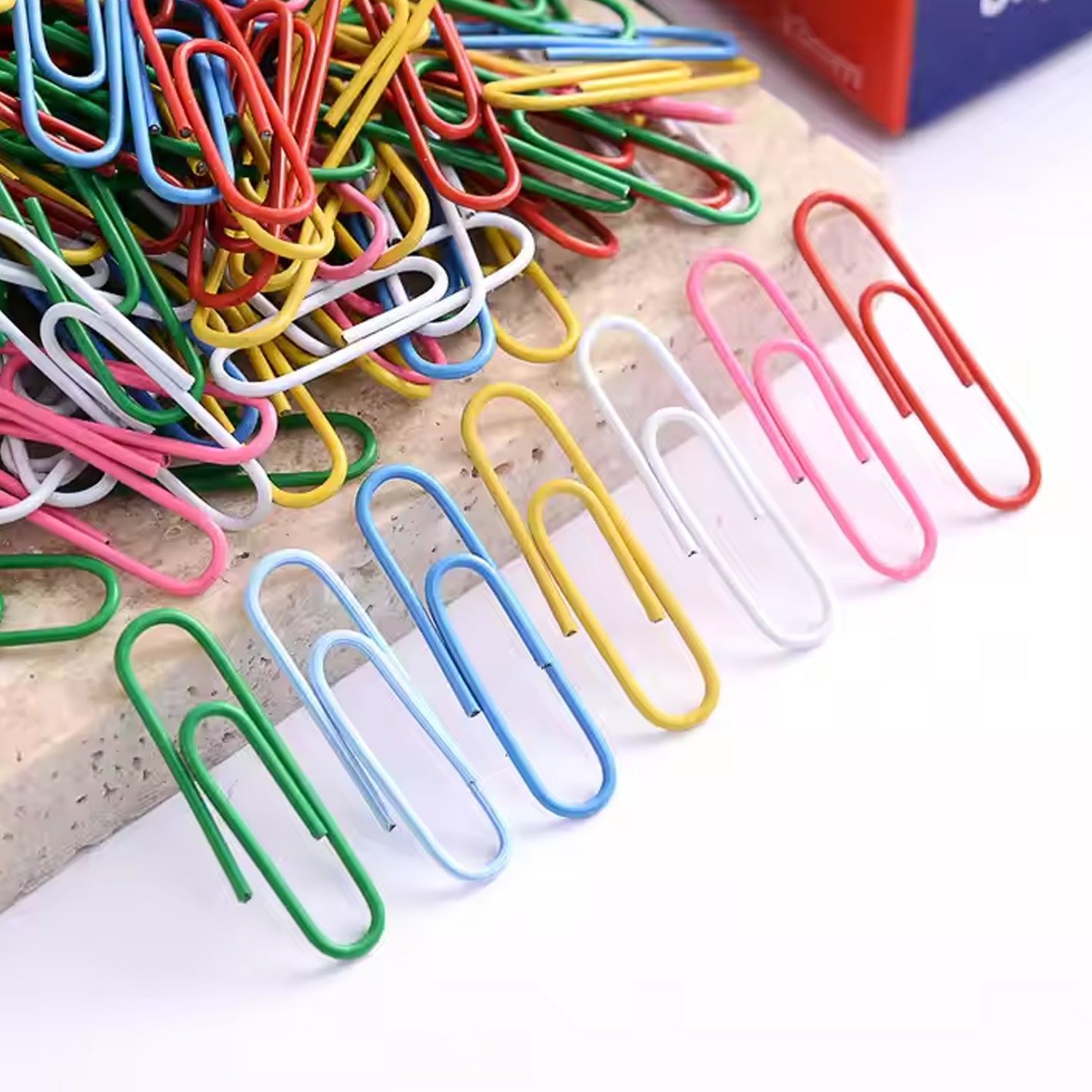 Set of 100 Wukusy metal U-shaped paper clips, 28 mm office clips for organizing papers and documents.