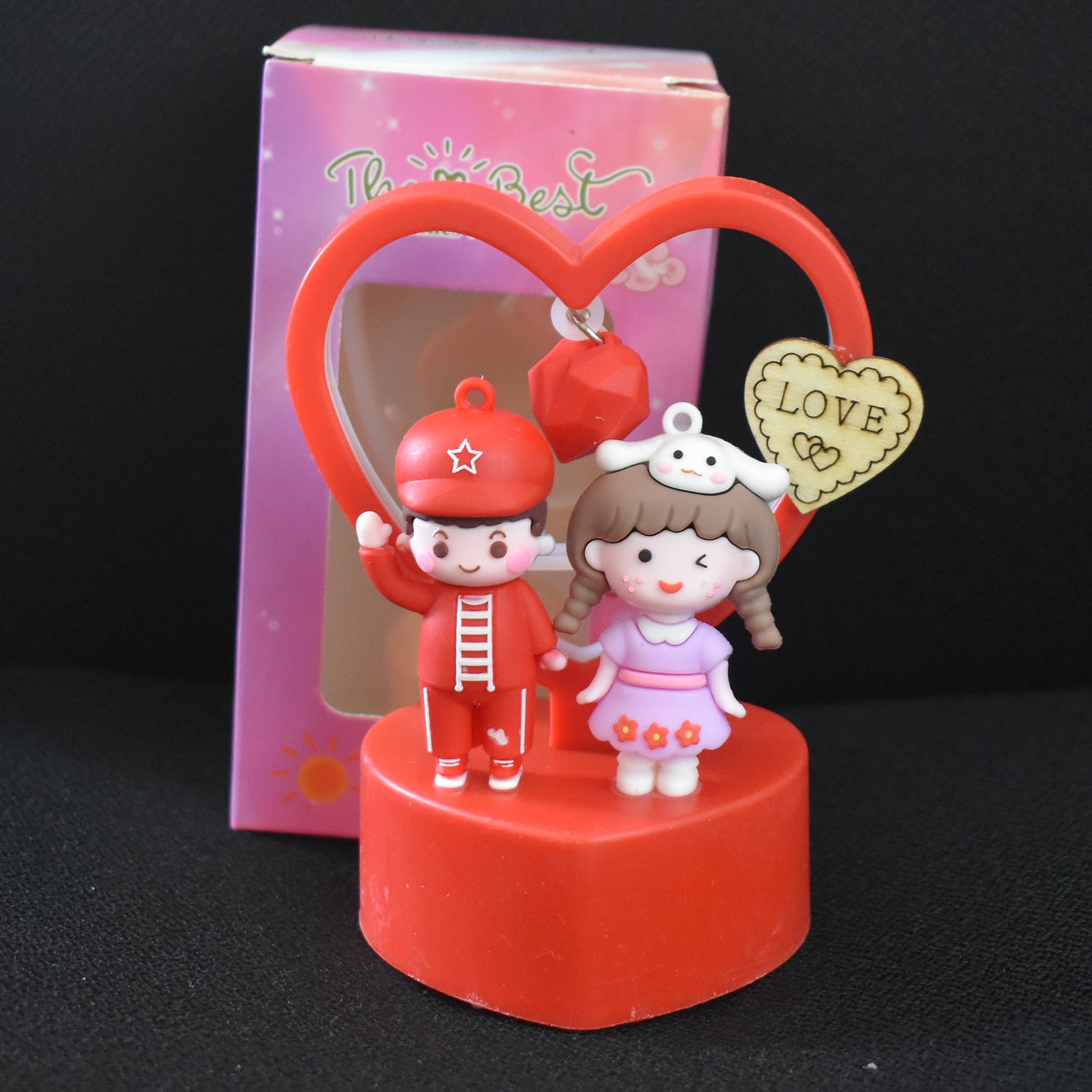Wukusy romantic couple love showpiece with heart frame, decorative home decor sculpture for romantic settings or gift.